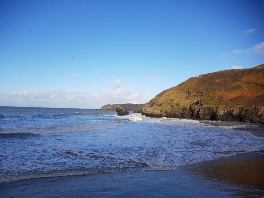 Min Y Don, Stone Cottage By The Edge Of The Sea, Llangrannog Zewnętrze zdjęcie